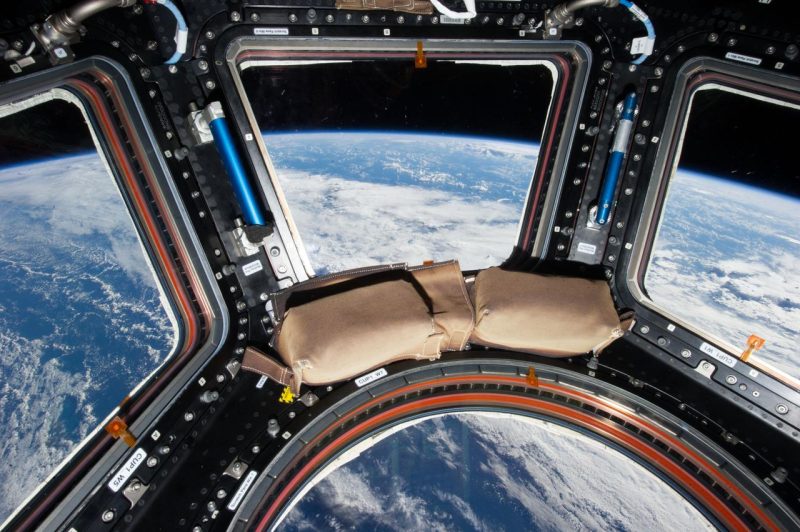 ISS（国際宇宙ステーション）に設置された「キューポラ」からみた地球。Image Credit: NASA