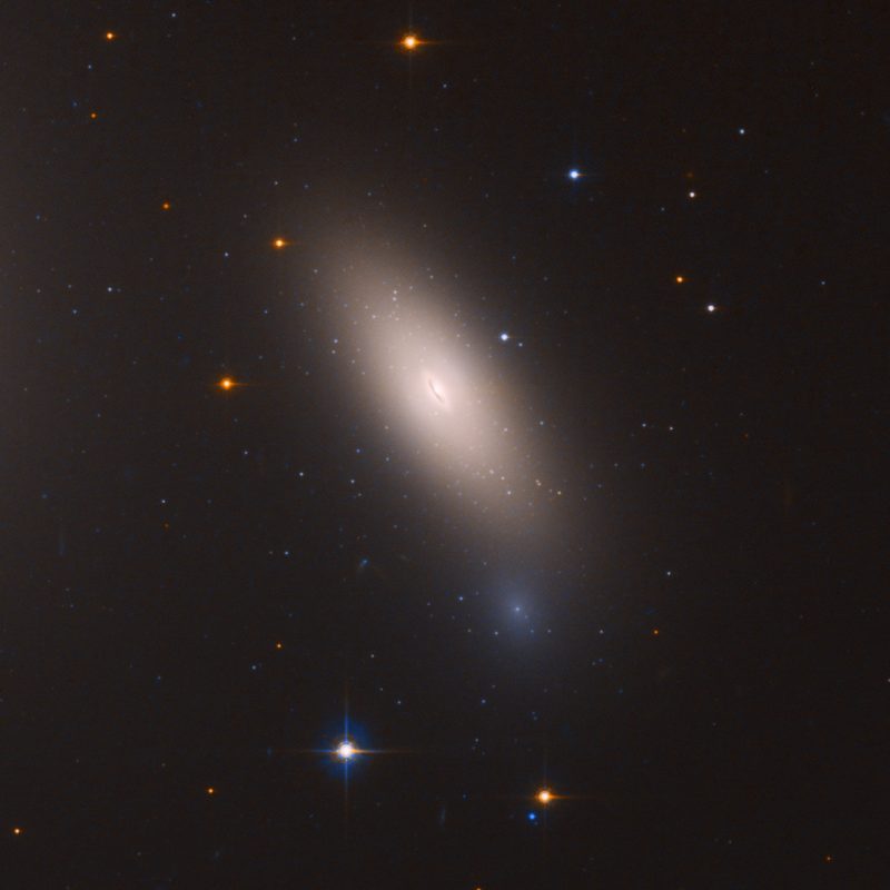 ハッブル宇宙望遠鏡が撮影した銀河NGC 1277