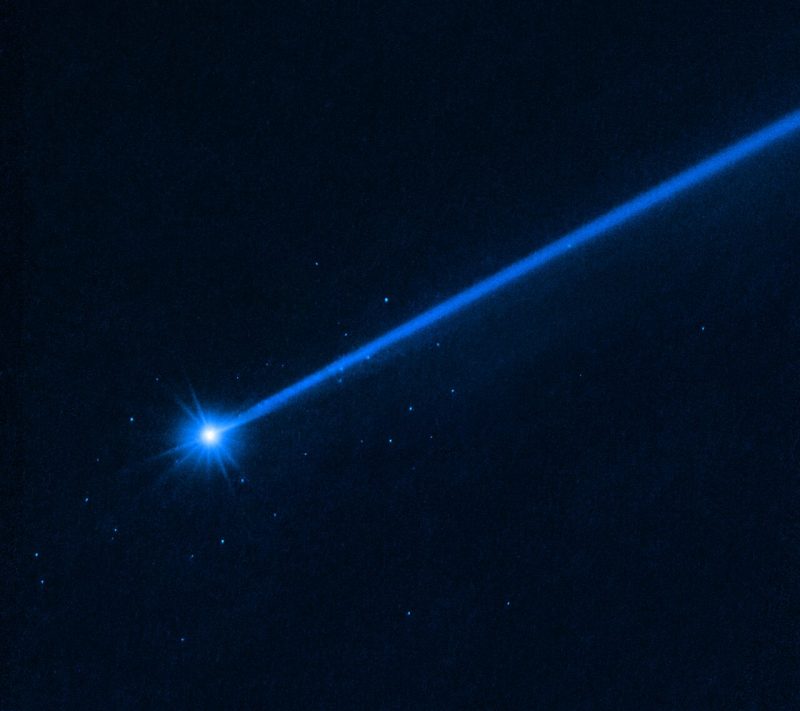 ハッブル宇宙望遠鏡が2022年12月19日に撮影した小惑星ディモルフォス周辺。小惑星から右上方向に塵の尾が伸びています。Image Credit: NASA, ESA, D. Jewitt (UCLA)