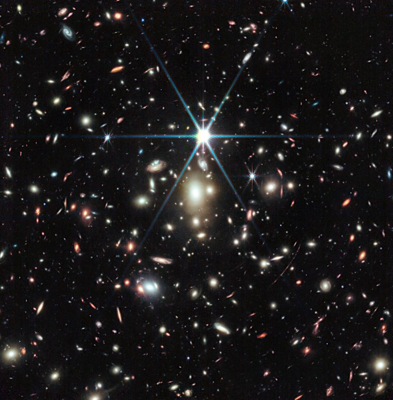 ジェイムズ・ウェッブ宇宙望遠鏡が銀河団WHL0137-08をとらえた画像。回折スパイクを伴った天体から5時の方向に「サンライズアーク」銀河やエアレンデルが映っています。
