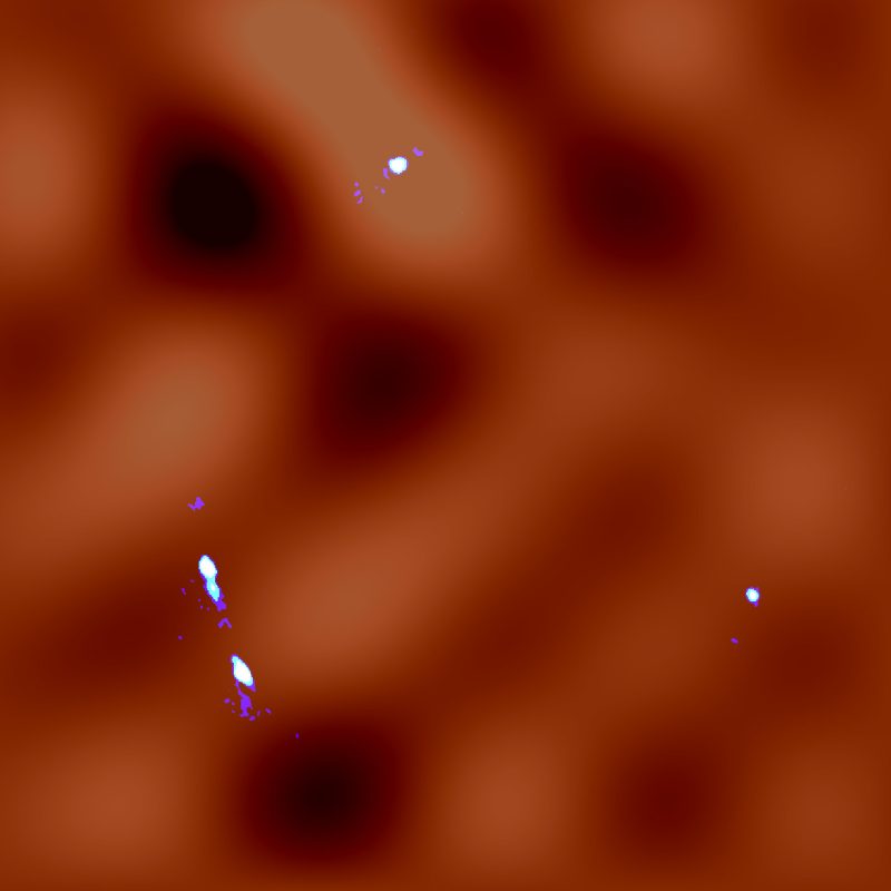 今回の観測によって検出されたダークマターのゆらぎ。明るいところほどダークマターの密度が高いことを示しています。青白色は、アルマ望遠鏡が観測したクエーサーの見かけの像。Image Credit: ALMA (ESO/NAOJ/NRAO), K. T. Inoue et al.
