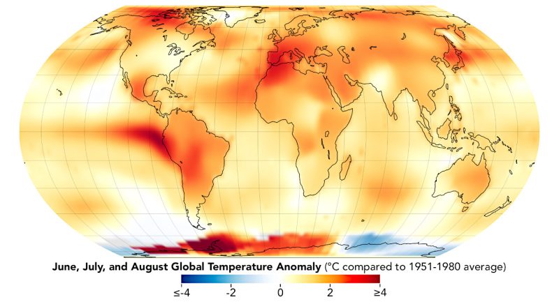 2023年夏（6〜8月）について、1951〜80年の平均と比較して、どれだけ気温が高かったか（低かったか）を示した地図。Image Credit: NASA Earth Observatory/Lauren Dauphin