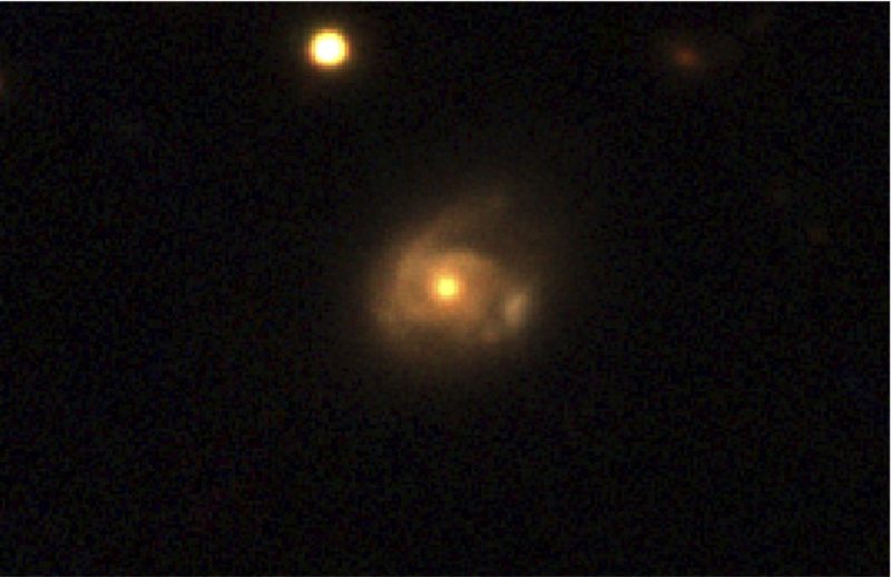 アメリカ、ハワイにあるパンスターズ（Pan-STARRS）望遠鏡で撮影された銀河「2MASX J02301709+2836050」。銀河中心のブラックホールは、超大質量ブラックホールとしては小さなものです。今回の研究は、イギリス、スウィフト衛星のチームのメンバーでもあるレスター大学のPhil Evans氏らによるものです。Credit: Niels Bohr Institute/Daniele Malesani