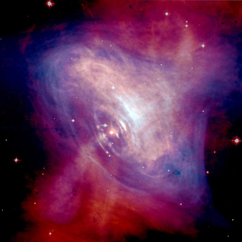 かに星雲にあるパルサーをとらえた画像。チャンドラX線望遠鏡のX線画像（青）と、ハッブル宇宙望遠鏡の可視光画像（赤）を合成したものです。Image Credit: X-ray Image: NASA/CXC/ASU/J. Hester et al.; Optical Image: NASA/HST/ASU/J. Hester et al.