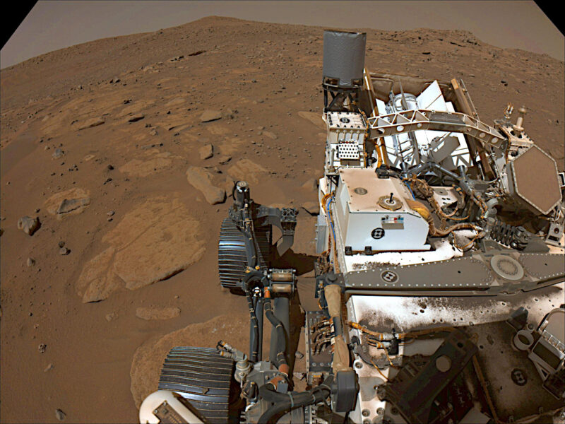 通信中断中の駐機場所から探査車パーサヴィアランスが撮影した火星の風景。11月1日（960火星日）、探査車のナビゲーションカメラ（左）で撮影されました。