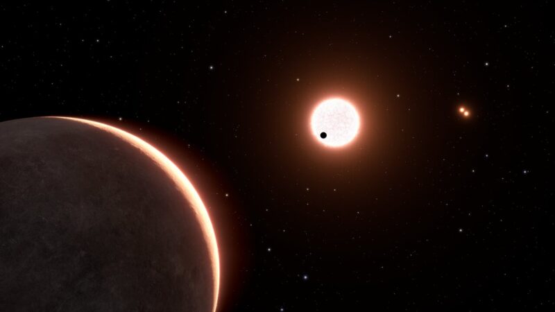 LTT 1445Acの想像図（左手前）。赤色矮星LTT 1445Aの右には三重星系をなすLTT 1445BとCが小さく見えています。