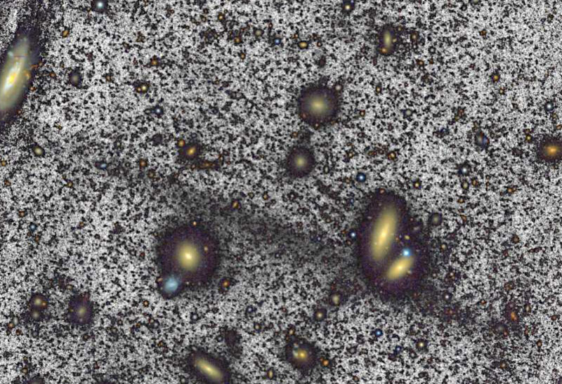暗く見えている筋が、今回発見されたジャイアント・コマ・ストリーム。黄色く見えている多数の銀河の間を流れています。Image Credit: William Herschel Telescope/Román et al.