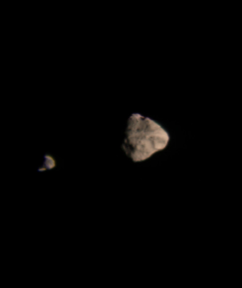 ルーシー探査機がとらえた小惑星ディンキネシュ（右）とセラム（左）の擬似カラー画像。11月1日の最接近の100秒前に撮影された画像です。Image Credit: NASA/Goddard/SwRI