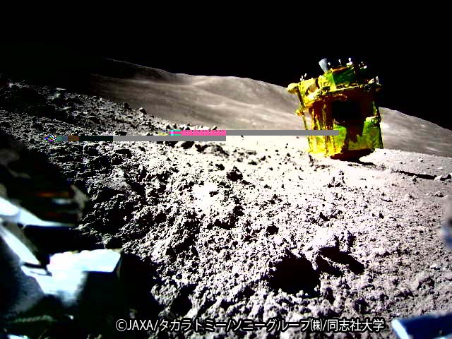 SLIMが放出した超小型の変形型月面ロボットLEV-2（SORA-Q）が月面で撮影した画像。SLIMが映っています。Image Credit: JAXA/タカラトミー/ソニーグループ（株）/同志社大学