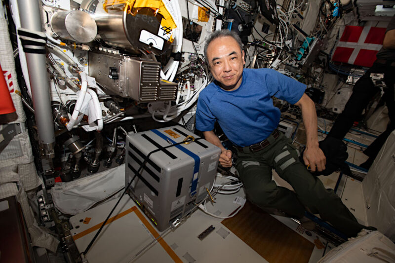 ISSで実験中の古川飛行士。2024年2月3日撮影。Image Credit: NASA