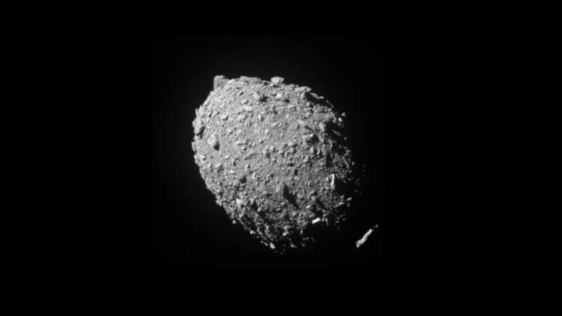 DARTが衝突2秒前にとらえた小惑星ディモルフォス。Image Credit: NASA/Johns Hopkins APL