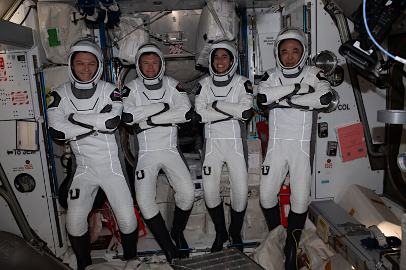 クルー7の4人の宇宙飛行士。ISS内で2024年3月6日に撮影。左からボリソフ飛行士、モーゲンセン飛行士、モグベリ飛行士、古川飛行士。帰還時に使用する与圧服を着用しています。Image Credit: NASA