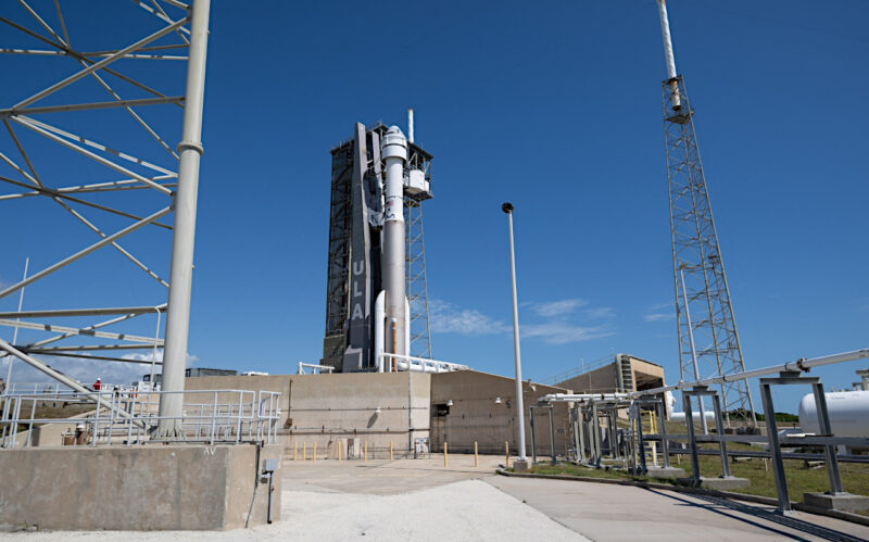 今回打ち上げられるアトラスVロケット。先端にスターライナーが取り付けられています。Image Credit: NASA/Joel Kowsky