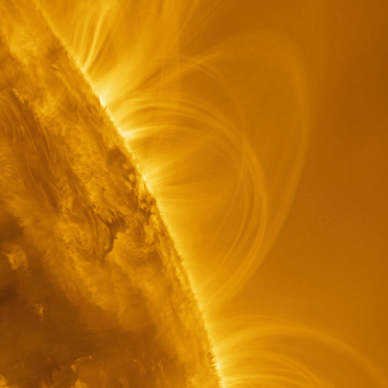 ソーラー・オービター撮影の200枚の画像を合成して作られた太陽の超高