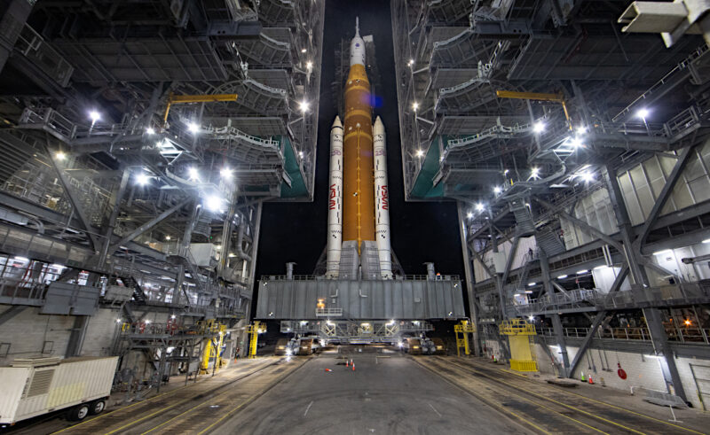 VABを出発するSLSロケット。Image Credit: NASA/Aubrey Gemignani