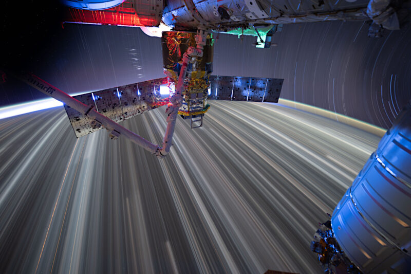 ISSのハーモニーモジュールにドッキング中のHTV-X1号機。長時間露光のため星の光や街明かりがライン状になっています。